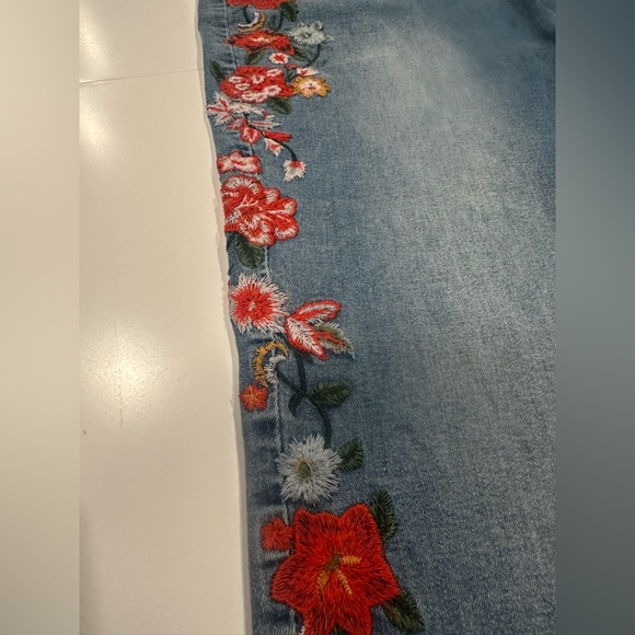 VENUS‎ Blue Jeans with Red Floral Embroidery - Picture 4 of 7